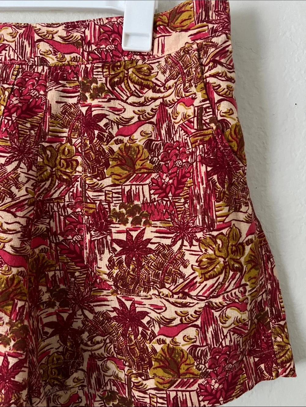 Like New! JOIE Linen Blend Red Floral Print Pull On Casual Shorts in Size S - Picture 3 of 14